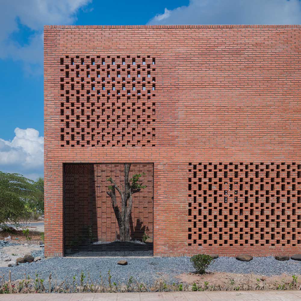 Casa de material de barro rojo