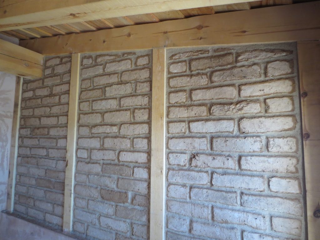 muro de adobe blanco
