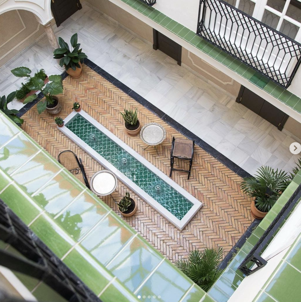 Piso de cintilla blanco