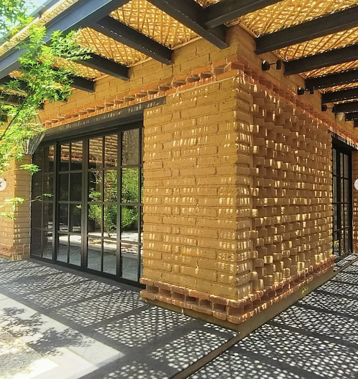 muro de adobe crudo